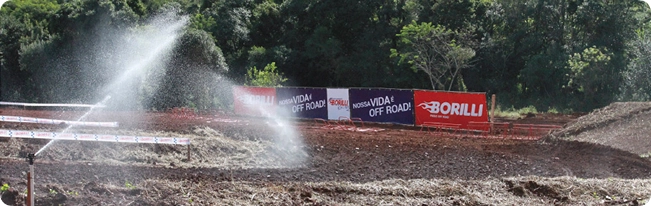 Pista irrigada, tratada e gradeada.