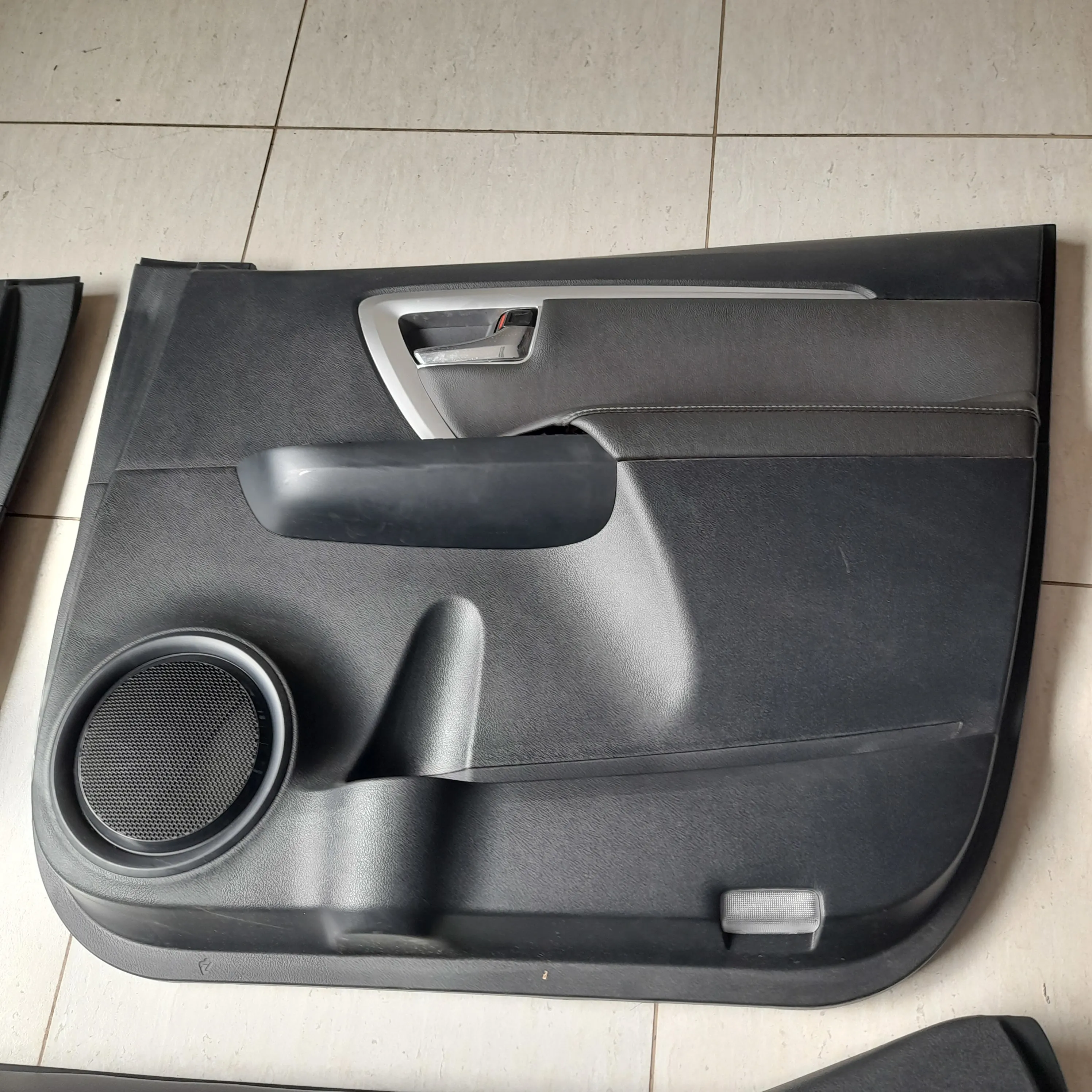 Forro de porta conjunto Hilux 2.8 sw4 2020 srx 4x4A