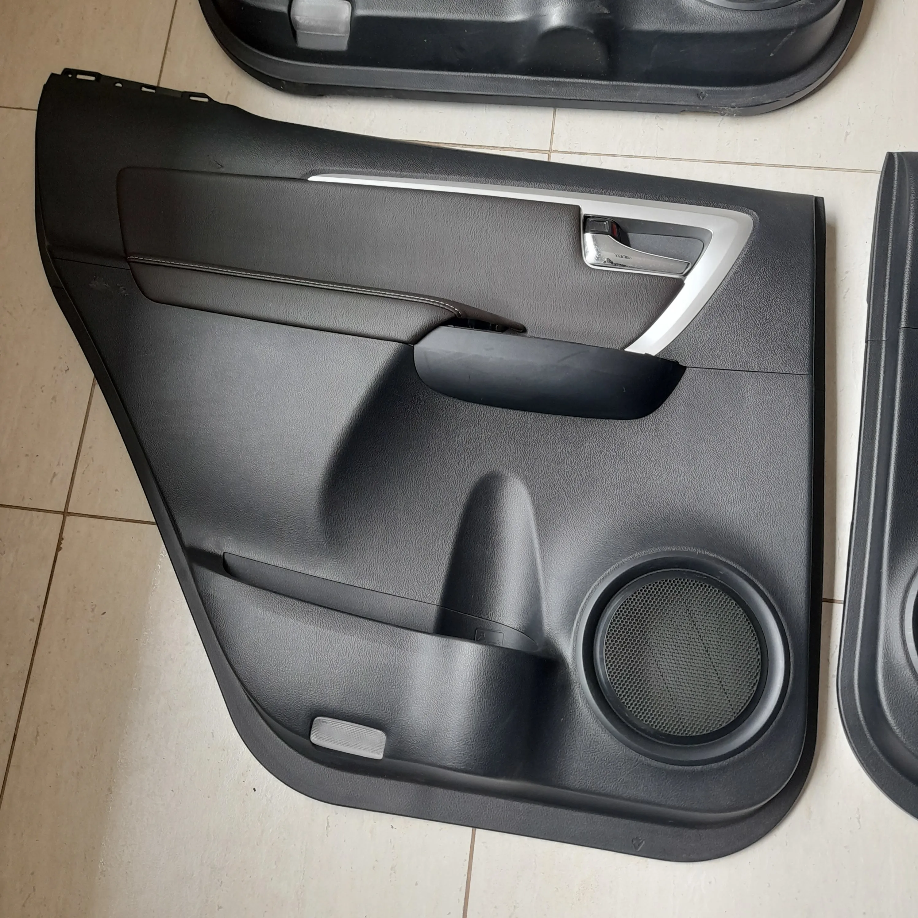 Forro de porta conjunto Hilux 2.8 sw4 2020 srx 4x4A