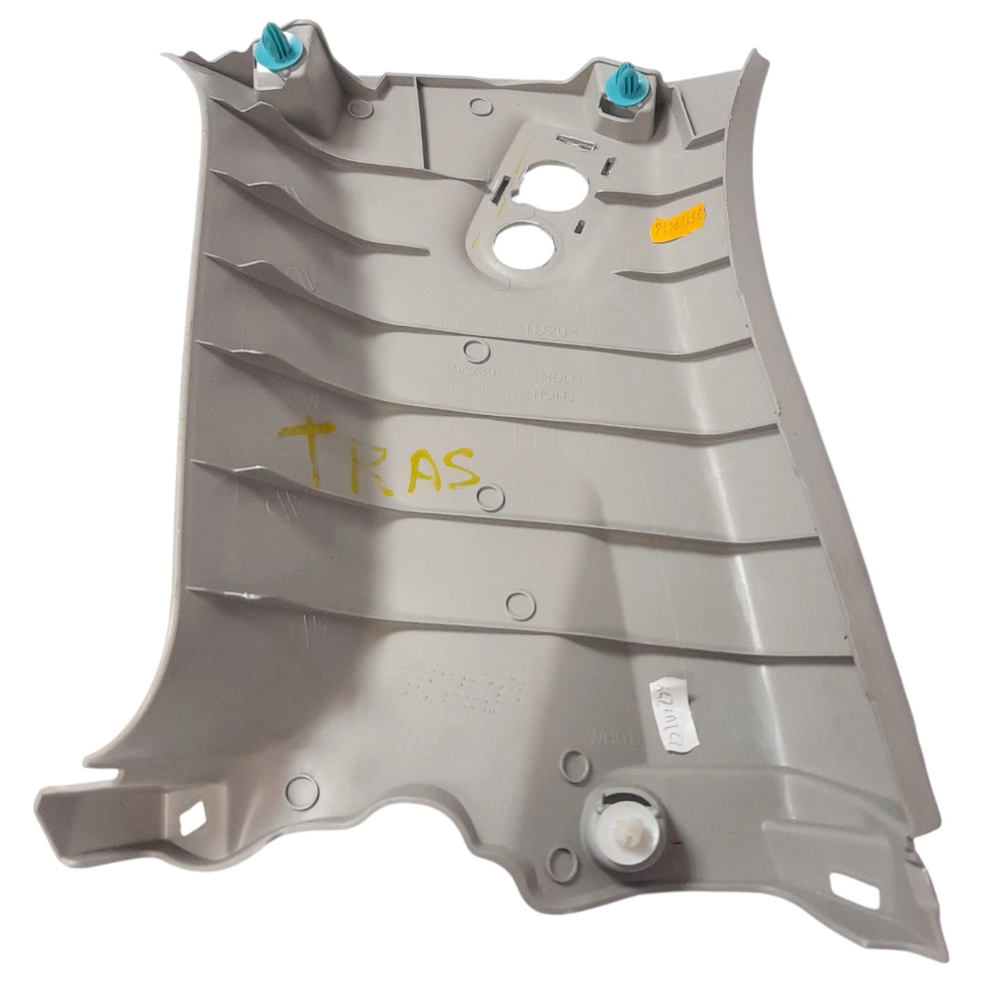 Moldura coluna traseira esquerda Hilux 2020 2.8 2020 Aut