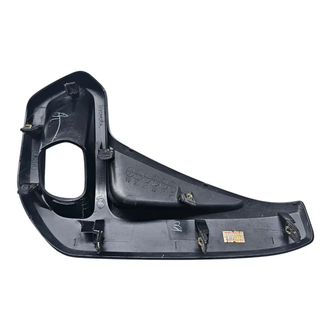 Moldura farolete direito Hilux 2.8 SRX 204CV 2024