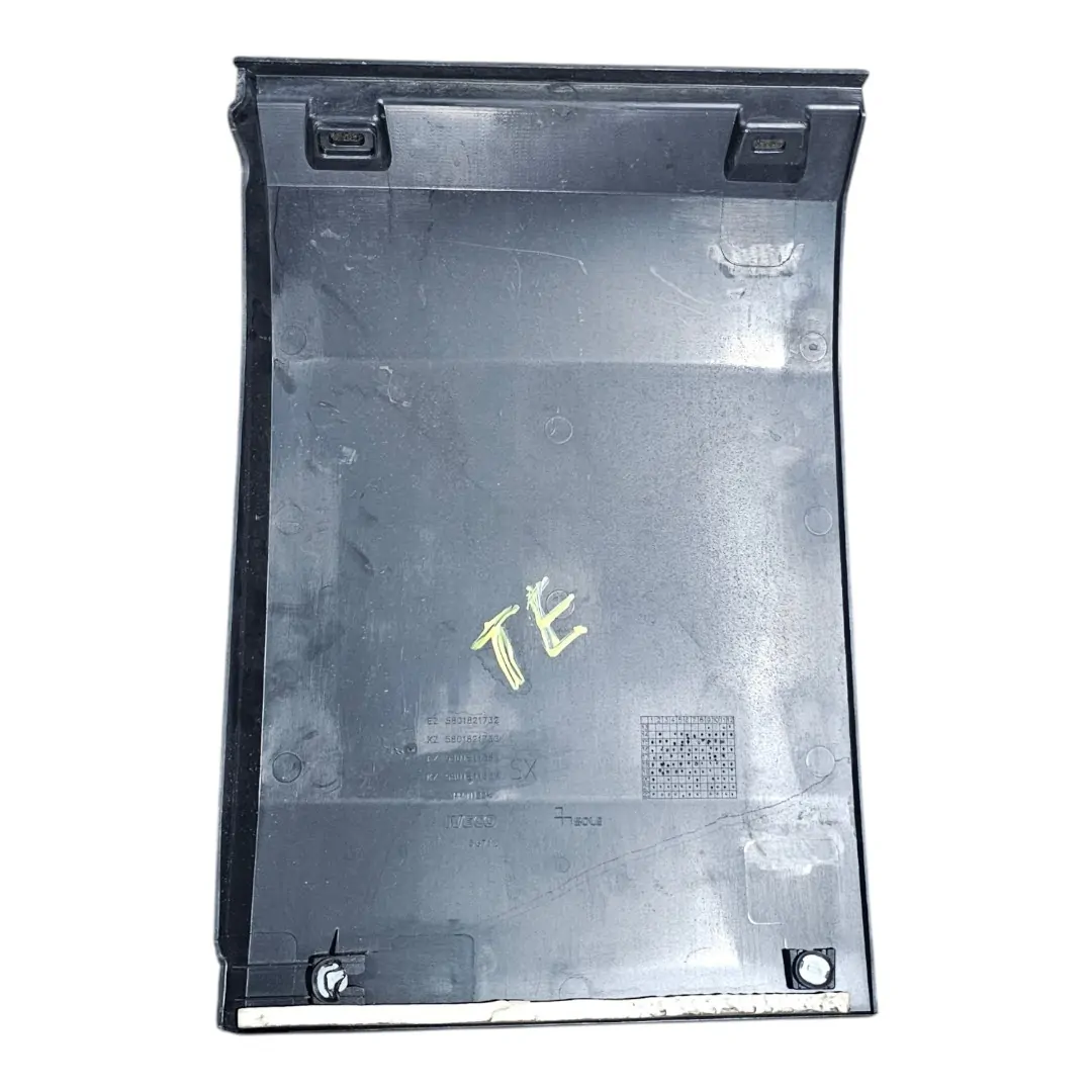 Moldura lateral esquerda frente pneu Iveco Daily 3.0 2024