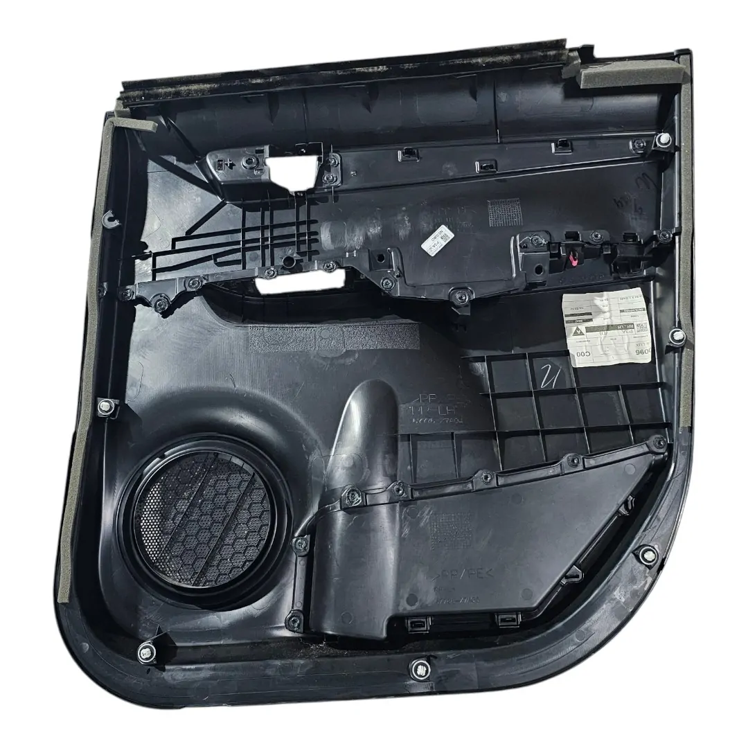 Forro porta tras esquerda detalhe Hilux 2.8 2024 Manual 0km
